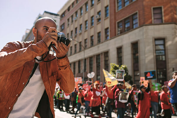 Dealing with Onlookers iPhotography Article man with camera