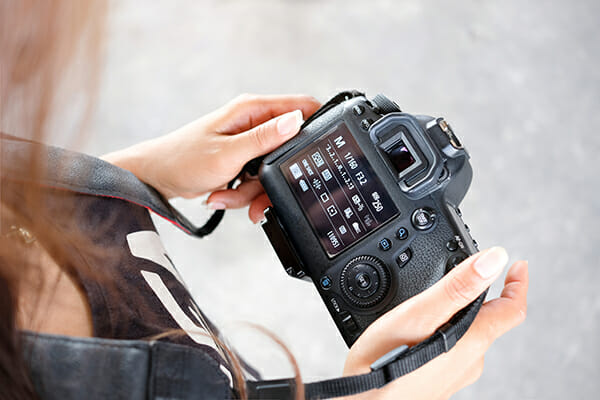 Dealing with Onlookers iPhotography Article lady holding camera
