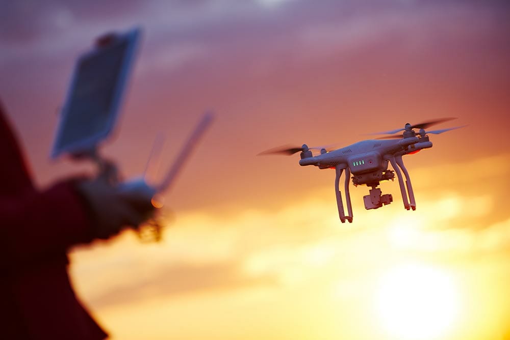 drone pilotage at sunset